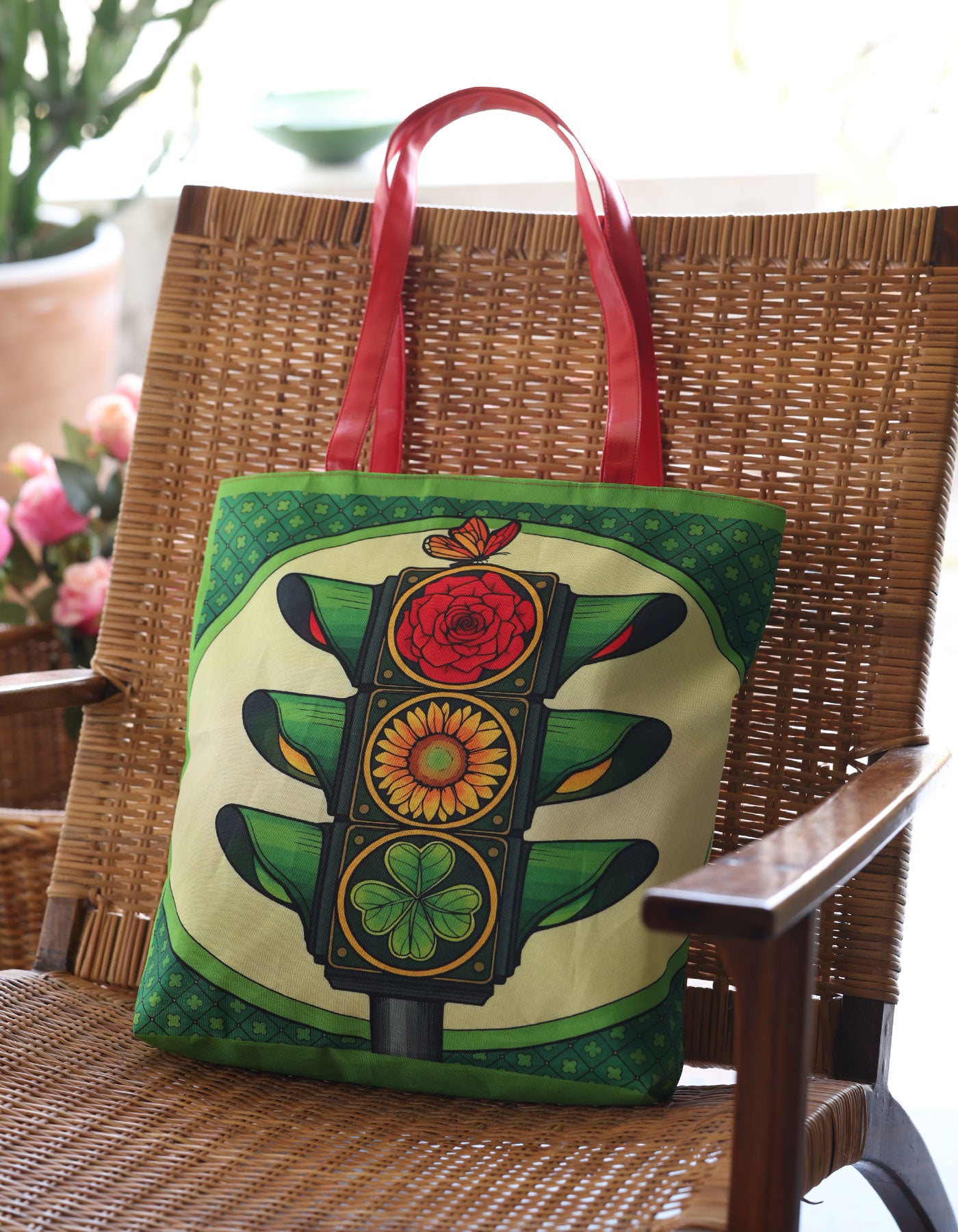Tote bag with traffic light and flower design on a wicker chair