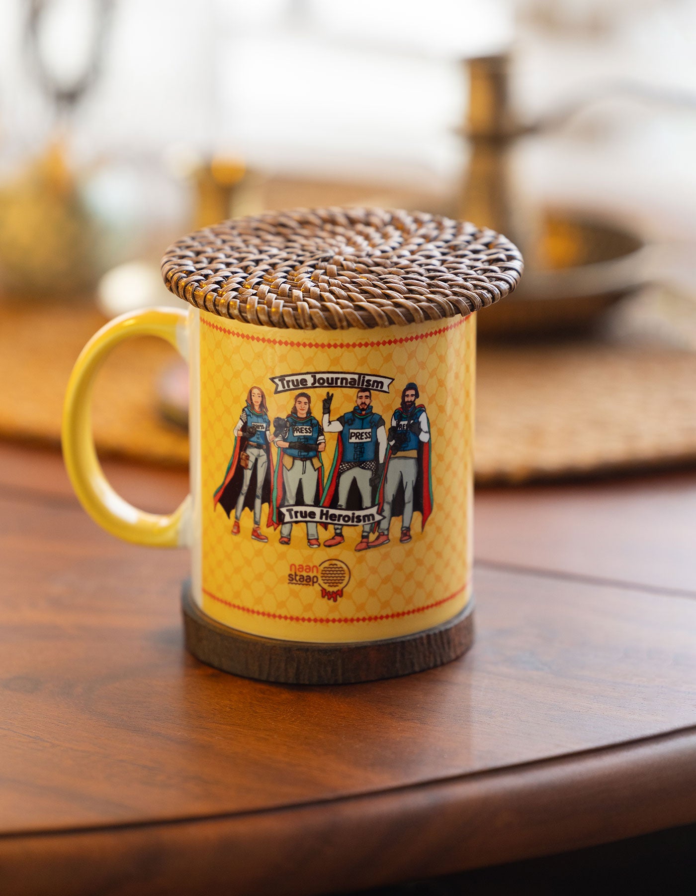 true journalism, true heroism Mug with woven lid featuring superhero design on a wooden surface
